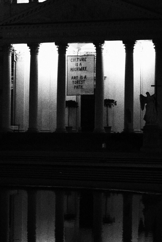 Emblemat "culture is a highway. Art is a forest" pod kolumnadą.