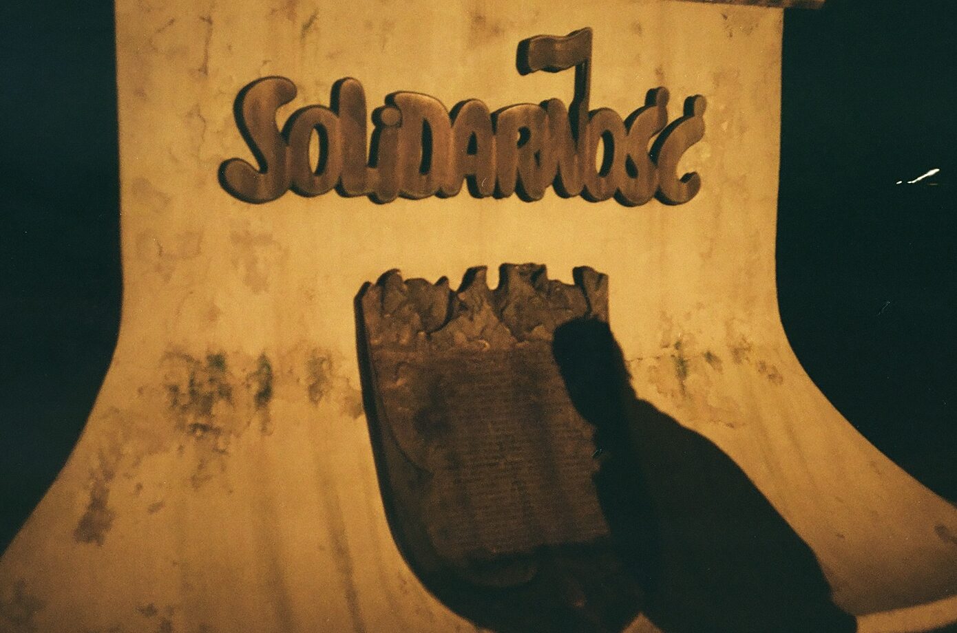 Pomnik Solidarności, cień postaci