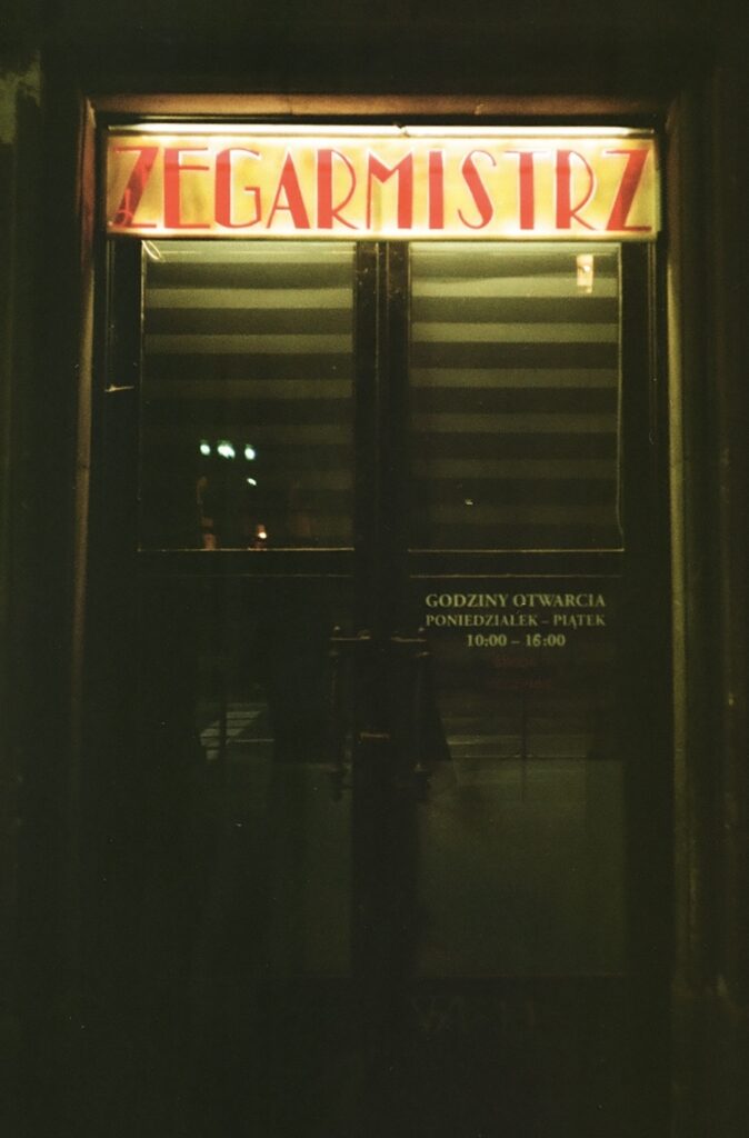 Podświetlona witryna zegarmistrza 